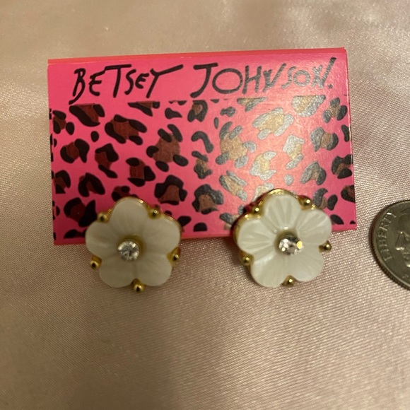 Betsey Johnson flower post earrings. NWT, unworn. - Picture 4 of 5